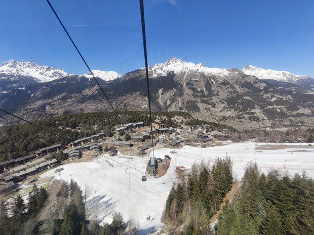 Printanier avec de belles conditions de ski