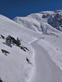 Printanier avec de belles conditions de ski