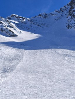 Printanier avec de belles conditions de ski