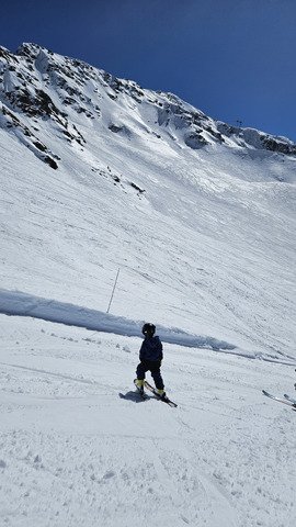 Y'a beaucoup trop de neige pour fermer. 