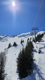 Y'a beaucoup trop de neige pour fermer. 