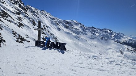 Y'a beaucoup trop de neige pour fermer. 