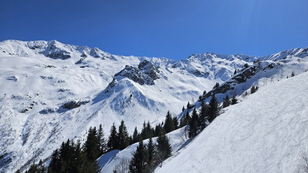 Y'a beaucoup trop de neige pour fermer. 