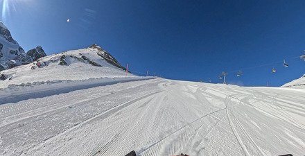 Chaud patate sur de la neige de janvier