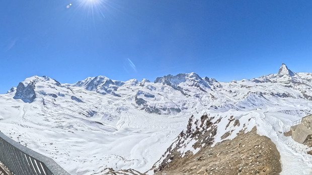 Chaud patate sur de la neige de janvier