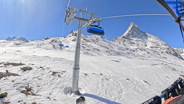 Chaud patate sur de la neige de janvier