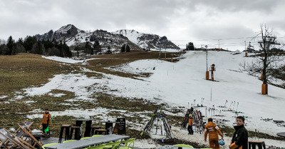 1250m, seule survit la neige a canon !