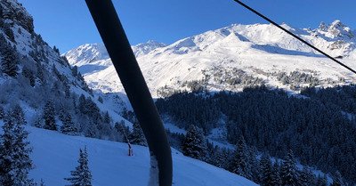 Une surface a&eacute;rienne sur un fond en b&eacute;ton 