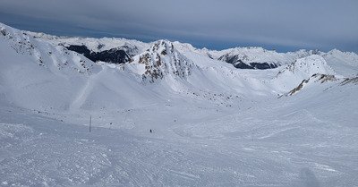 Beaucoup de la neige fra&icirc;che en haut, moins en bas