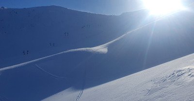 Un d&eacute;tour poudreux de l'autre c&ocirc;t&eacute; de la vall&eacute;e 