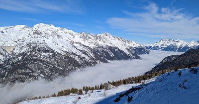 Au-dessus de la m&ecirc;l&eacute;e -de nuages