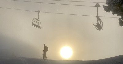 Grand Van massacr&eacute; par tous les vents et des centaines de skieurs...