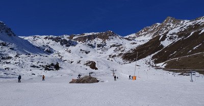 Neige dur et ciel bleu