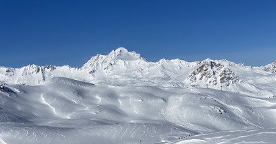 Soleil et neige souffl&eacute;e 