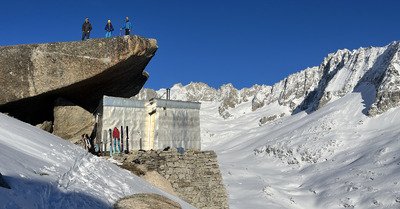Dans l'arri&egrave;re cour du Couvercle