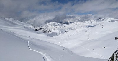 Partie de cache-cache avec les nuages