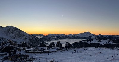 Mer de nuage et poudre de fin de journ&eacute;e sur avo 