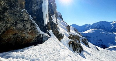 La Balme : un run d'Oisans sauvage avec ses stalactites gel&eacute;s 😍!