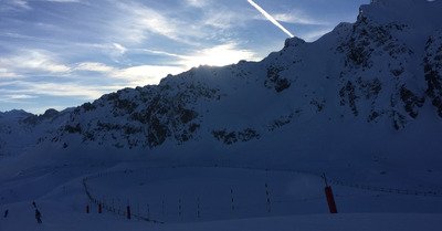 Du bleu au dessus et en dessous des skis