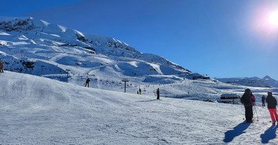 Ciel bleu; sol blanc