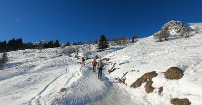 Neige très changeante sous le soleil pour monter au Col Sur les Freu