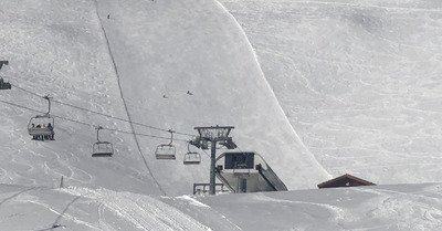 Grand beau, du monde, neige correcte sauf bas de domaine 