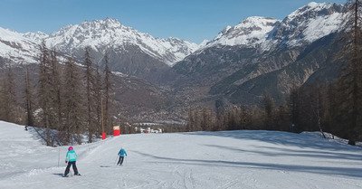 top dans les bosses en neige douce et en carving de printemps 