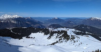 Le ciel est bleu, les oiseaux chantent et ... la neige fond