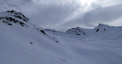 ciel voil&eacute; avec des trou&eacute;es &agrave; exploiter
