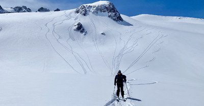 Poudreuse &eacute;ph&eacute;m&egrave;re en bas mais froide et durable en haut 