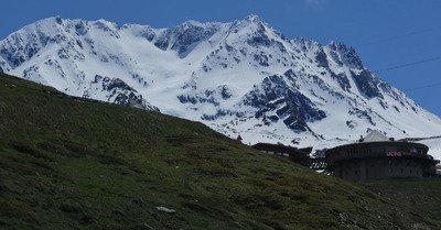 Skier un 1er juin-vier &agrave; l&rsquo;aiguille de Peclet