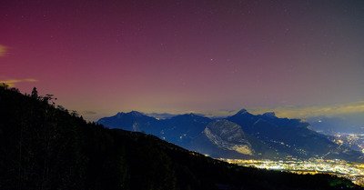 Aurore bor&eacute;ale sur Grenoble et la Chartreuse