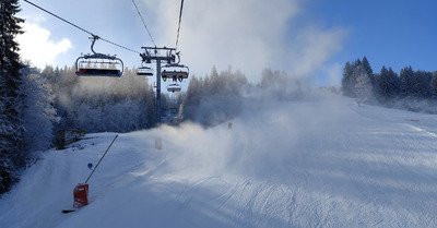 Les remont&eacute;es b&eacute;gayent et les canons vomissent