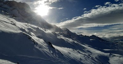 Hostile puis radieux 