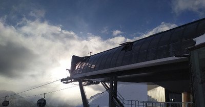 du vent, qqes nuages et des rails