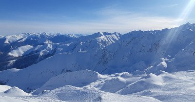 Soleil, ciel bleu et poudreuse