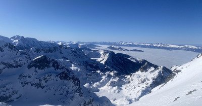 La mer, qu'on voit danser au fond des vall&eacute;es claires