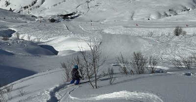 Il y a(vait) encore de la poudre