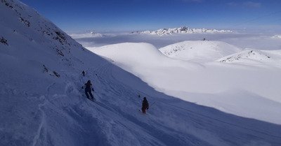 Sessions poudreuse au-dessus de la mer de nuages !