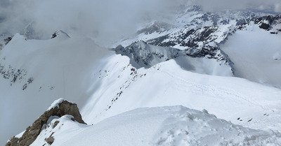 Dent Parrach&eacute;e par la br&egrave;che de la Loza
