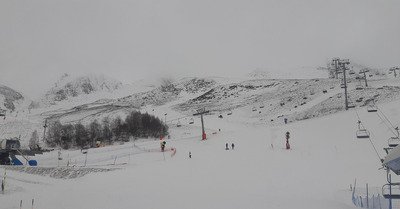 Du vent et de la neige gr&eacute;lon