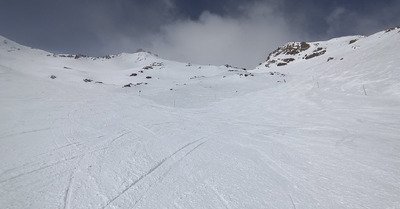 Les skis dans les nuages