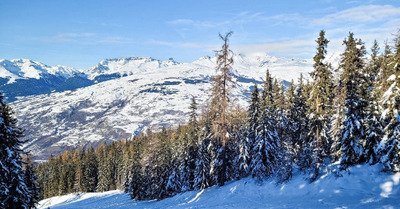 Neige changeante, skieuse brinqueballante