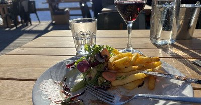 #10, quand on est &agrave; la bonne place nul besoin de skier☀️🍷🍔🍟🥗