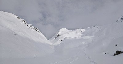 Compacte et un peu lourde, mais des courbes agr&eacute;ables 