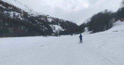 Ski de fond avec ambiance de fin de saison 