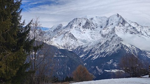 Neige d'hiver au printemps et un d&eacute;sert bien agr&eacute;able 