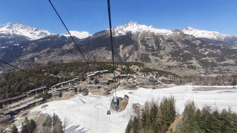 Printanier avec de belles conditions de ski
