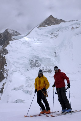 4 skis sur un g&eacute;ant