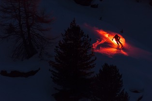 Torched, le ski de nuit cr&eacute;atif par Nicolas Vuignier